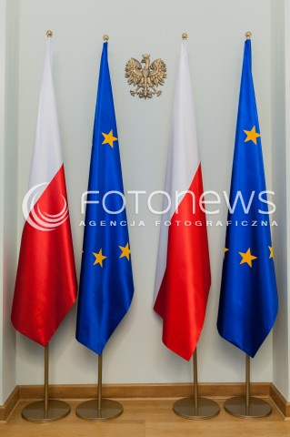  16.03.2014 WARSZAWA<br />
PALAC PREZYDENCKI W WARSZAWIE ZDJECIE ILUSTRACYJNE<br />
N/Z FLAGI POLSKI UNII EUROPEJSKIEJ GODLO POLSKIE<br />
 