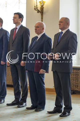  17.03.2014 WARSZAWA POWOLANIE MARKA SAWICKIEGO NA MINISTRA ROLNICTWA I ROZWOJU WSI N/Z OD LEWEJ JACEK CICHOCKI SZEF KANCELARII RADY MINISTROW STANISLAW KALEMBA BYLY MINISTER ROLNICTWA MAREK SAWICKI MINISTER ROLNICTWA I ROZWOJU WSI  