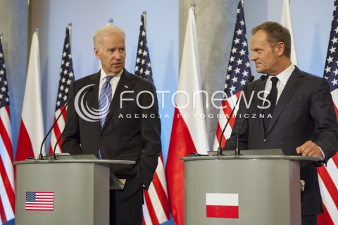  18.03.2014 WARSZAWA SPOTKANIE WICEPREZYDENTA USA JOE BIDENA Z PREMIEREM RP DONALDEM TUSKIEM W WARSZAWIE N/Z JOE BIDEN WICEPREZYDENT USA PREMIER RP DONALD TUSK  