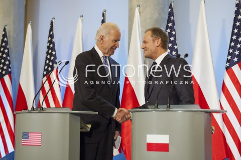  18.03.2014 WARSZAWA SPOTKANIE WICEPREZYDENTA USA JOE BIDENA Z PREMIEREM RP DONALDEM TUSKIEM W WARSZAWIE N/Z JOE BIDEN WICEPREZYDENT USA PREMIER RP DONALD TUSK  