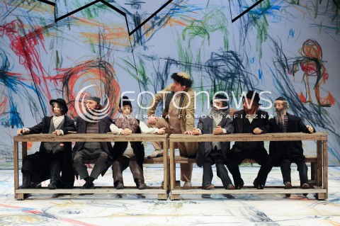  19.03.2014 WARSZAWA<br />PROBA MEDIALNA O KARPIU KOZIE I TRABCE KTORA ZGASILA POZARY W TEATRZE ZYDOWSKIM<br />N/Z HENRYK RAJPER MAREK WEGLARSKI RYSZARD KLUGE<br /> 