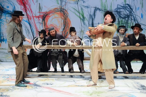  19.03.2014 WARSZAWA<br />PROBA MEDIALNA O KARPIU KOZIE I TRABCE KTORA ZGASILA POZARY W TEATRZE ZYDOWSKIM<br />N/Z HENRYK RAJPER DAWID SZURMIEJ RYSZARD KLUGE<br /> 