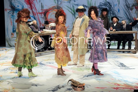  19.03.2014 WARSZAWA<br />PROBA MEDIALNA O KARPIU KOZIE I TRABCE KTORA ZGASILA POZARY W TEATRZE ZYDOWSKIM<br />N/Z  IZABELA RZESZOWSKA JOANNA RACZYNSKA JOANNA PRZYBYSLOWSKA HENRYK RAJPER<br /> 