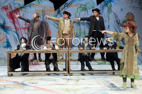  19.03.2014 WARSZAWA<br />PROBA MEDIALNA O KARPIU KOZIE I TRABCE KTORA ZGASILA POZARY W TEATRZE ZYDOWSKIM<br />N/Z IZABELA RZESZOWSKA HENRYK RAJPER MAREK WEGLARSKI RYSZARD KLUGE<br /> 