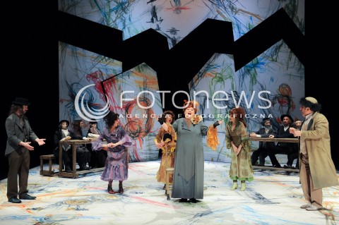  19.03.2014 WARSZAWA<br />PROBA MEDIALNA O KARPIU KOZIE I TRABCE KTORA ZGASILA POZARY W TEATRZE ZYDOWSKIM<br />N/Z BARBARA SZELIGA HENRYK RAJFER  IZABELA RZESZOWSKA JOANNA RACZYNSKA JOANNA PRZYBYSLOWSKA DAWID SZURMIEJ <br /> 