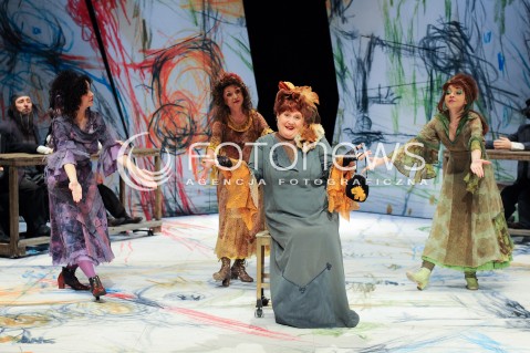  19.03.2014 WARSZAWA<br />PROBA MEDIALNA O KARPIU KOZIE I TRABCE KTORA ZGASILA POZARY W TEATRZE ZYDOWSKIM<br />N/Z BARBARA SZELIGA IZABELLA RZESZWOSKA<br />JOANNA RACZYNSKA<br /> 