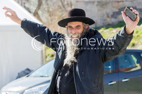  21.03.2014 LEZAJSK <br />PIELGRZYMKA CHASYDOW DO GROBU CADYKA ELIMELECHA WEISSBLUMA W LEZAJSKU W ROCZNICE JEGO SMIERCI. <br />W NIEDZIELE MA PRZYBYC OKOLO 7 TYSIECY PIELGRZYMOW Z CALEGO SWIATA<br /> 