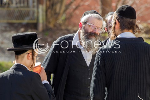  21.03.2014 LEZAJSK <br />PIELGRZYMKA CHASYDOW DO GROBU CADYKA ELIMELECHA WEISSBLUMA W LEZAJSKU W ROCZNICE JEGO SMIERCI. <br />W NIEDZIELE MA PRZYBYC OKOLO 7 TYSIECY PIELGRZYMOW Z CALEGO SWIATA<br /> 