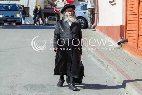  21.03.2014 LEZAJSK <br />PIELGRZYMKA CHASYDOW DO GROBU CADYKA ELIMELECHA WEISSBLUMA W LEZAJSKU W ROCZNICE JEGO SMIERCI. <br />W NIEDZIELE MA PRZYBYC OKOLO 7 TYSIECY PIELGRZYMOW Z CALEGO SWIATA<br /> 