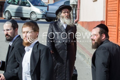  21.03.2014 LEZAJSK <br />PIELGRZYMKA CHASYDOW DO GROBU CADYKA ELIMELECHA WEISSBLUMA W LEZAJSKU W ROCZNICE JEGO SMIERCI. <br />W NIEDZIELE MA PRZYBYC OKOLO 7 TYSIECY PIELGRZYMOW Z CALEGO SWIATA<br /> 