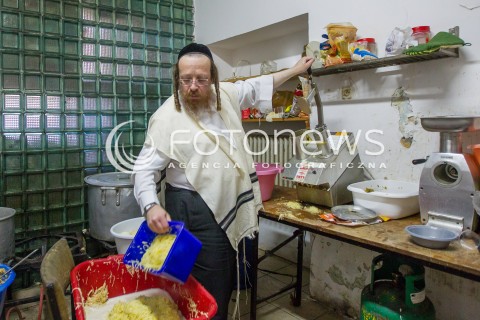  21.03.2014 LEZAJSK <br />PIELGRZYMKA CHASYDOW DO GROBU CADYKA ELIMELECHA WEISSBLUMA W LEZAJSKU W ROCZNICE JEGO SMIERCI. <br />W NIEDZIELE MA PRZYBYC OKOLO 7 TYSIECY PIELGRZYMOW Z CALEGO SWIATA<br /> 