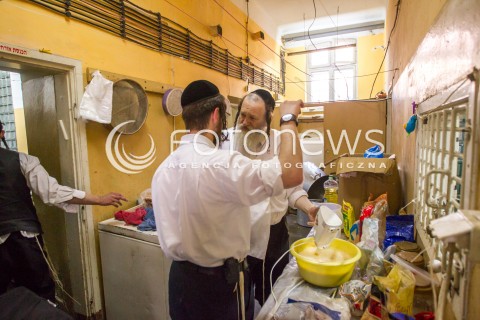  21.03.2014 LEZAJSK <br />PIELGRZYMKA CHASYDOW DO GROBU CADYKA ELIMELECHA WEISSBLUMA W LEZAJSKU W ROCZNICE JEGO SMIERCI. <br />W NIEDZIELE MA PRZYBYC OKOLO 7 TYSIECY PIELGRZYMOW Z CALEGO SWIATA<br /> 