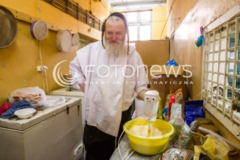  21.03.2014 LEZAJSK <br />PIELGRZYMKA CHASYDOW DO GROBU CADYKA ELIMELECHA WEISSBLUMA W LEZAJSKU W ROCZNICE JEGO SMIERCI. <br />W NIEDZIELE MA PRZYBYC OKOLO 7 TYSIECY PIELGRZYMOW Z CALEGO SWIATA<br /> 