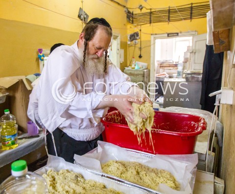  21.03.2014 LEZAJSK <br />PIELGRZYMKA CHASYDOW DO GROBU CADYKA ELIMELECHA WEISSBLUMA W LEZAJSKU W ROCZNICE JEGO SMIERCI. <br />W NIEDZIELE MA PRZYBYC OKOLO 7 TYSIECY PIELGRZYMOW Z CALEGO SWIATA<br /> 