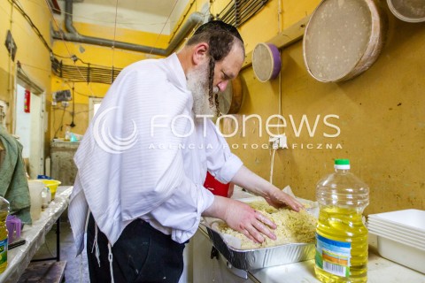  21.03.2014 LEZAJSK <br />PIELGRZYMKA CHASYDOW DO GROBU CADYKA ELIMELECHA WEISSBLUMA W LEZAJSKU W ROCZNICE JEGO SMIERCI. <br />W NIEDZIELE MA PRZYBYC OKOLO 7 TYSIECY PIELGRZYMOW Z CALEGO SWIATA<br /> 