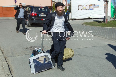  21.03.2014 LEZAJSK <br />PIELGRZYMKA CHASYDOW DO GROBU CADYKA ELIMELECHA WEISSBLUMA W LEZAJSKU W ROCZNICE JEGO SMIERCI. <br />W NIEDZIELE MA PRZYBYC OKOLO 7 TYSIECY PIELGRZYMOW Z CALEGO SWIATA<br /> 