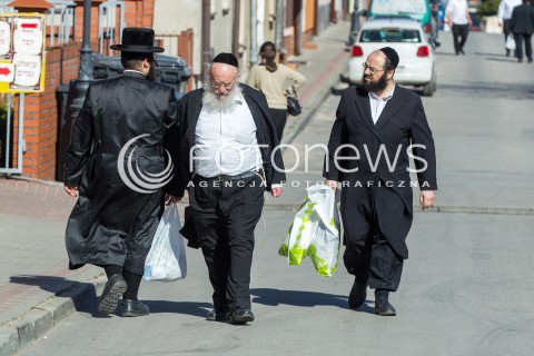  21.03.2014 LEZAJSK <br />PIELGRZYMKA CHASYDOW DO GROBU CADYKA ELIMELECHA WEISSBLUMA W LEZAJSKU W ROCZNICE JEGO SMIERCI. <br />W NIEDZIELE MA PRZYBYC OKOLO 7 TYSIECY PIELGRZYMOW Z CALEGO SWIATA<br /> 