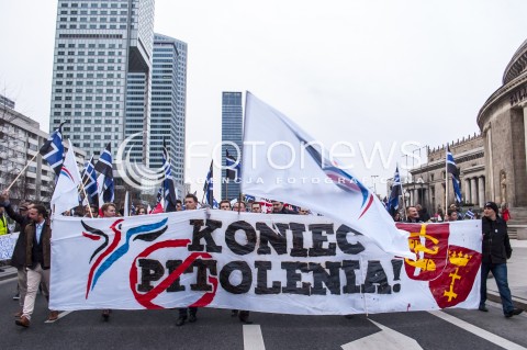  23.03.2014 WARSZAWA MARSZ NOWEJ PRAWICY PO WIELKIM KONGRESIE PRAWICY W WARSZAWIE N/Z CZOLO MARSZU TRANSPARENT BANER  