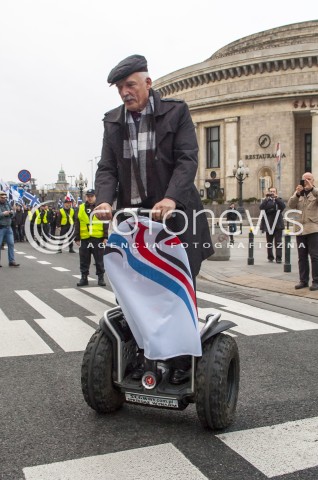  23.03.2014 WARSZAWA MARSZ NOWEJ PRAWICY PO WIELKIM KONGRESIE PRAWICY W WARSZAWIE N/Z PREZES KNP JANUSZ KORWIN MIKKE NA POJEZDZIE DWUKOLOWYM SEGWAY  