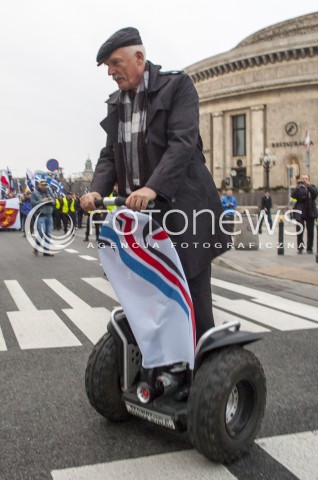  23.03.2014 WARSZAWA MARSZ NOWEJ PRAWICY PO WIELKIM KONGRESIE PRAWICY W WARSZAWIE N/Z PREZES KNP JANUSZ KORWIN MIKKE NA POJEZDZIE DWUKOLOWYM SEGWAY  