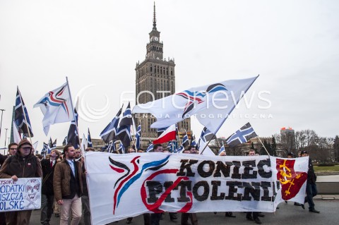  23.03.2014 WARSZAWA MARSZ NOWEJ PRAWICY PO WIELKIM KONGRESIE PRAWICY W WARSZAWIE N/Z CZOLO MARSZU TRANSPARENT BANER  PALAC KULTURY I NAUKI  