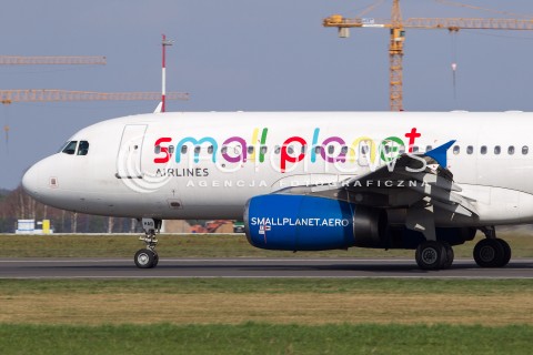  23.03.2014 JASIONKA<br />LOTNISKO RZESZOW JASIONKA<br />PORT LOTNICZY RZESZOW JASIONKA <br />N/Z SAMOLOT AIRBUS A320 LINII LOTNICZYCH SMALL PLANET AIRLINES REJESTRACJA SP-HAB<br /> 