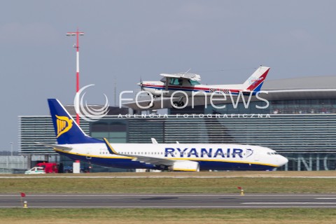 23.03.2014 JASIONKA<br />LOTNISKO RZESZOW JASIONKA<br />PORT LOTNICZY RZESZOW JASIONKA <br />N/Z SAMOLOT CESSNA 152 ROYAL STAR AERO SAMOLOT BOEING 737 LINII RYANAIR<br /> 