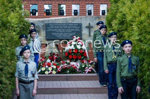  24.03.2014 MARKOWA (PODKARPACKIE)<br />OBCHODY 70. ROCZNICY ZAMORDOWANIA RODZINY ULMOW PRZEZ NIEMIECKICH ZOLNIERZY<br />N/Z TABLICA UPAMIETNIAJACA RODZINE ULMOW HARCERZE<br /> 