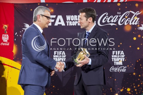  26.03.2014 WARSZAWA KONFERENCJA PRASOWA Z OKAZJI PRZYBYCIA PUCHARU MISTRZOSTW SWIATA W PILCE NOZNEJ DO WARSZAWY N/Z MINISTER SPORTU I TURYSTYKI ANDRZEJ BIERNAT PRZEDSTAWICIEL FIFA  