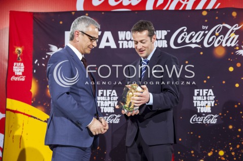  26.03.2014 WARSZAWA KONFERENCJA PRASOWA Z OKAZJI PRZYBYCIA PUCHARU MISTRZOSTW SWIATA W PILCE NOZNEJ DO WARSZAWY N/Z MINISTER SPORTU I TURYSTYKI ANDRZEJ BIERNAT PRZEDSTAWICIEL FIFA  