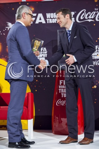  26.03.2014 WARSZAWA KONFERENCJA PRASOWA Z OKAZJI PRZYBYCIA PUCHARU MISTRZOSTW SWIATA W PILCE NOZNEJ DO WARSZAWY N/Z MINISTER SPORTU I TURYSTYKI ANDRZEJ BIERNAT PRZEDSTAWICIEL FIFA  