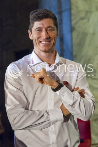  26.03.2014 WARSZAWA KONFERENCJA PRASOWA Z OKAZJI PRZYBYCIA PUCHARU MISTRZOSTW SWIATA W PILCE NOZNEJ DO WARSZAWY N/Z ROBERT LEWANDOWSKI  