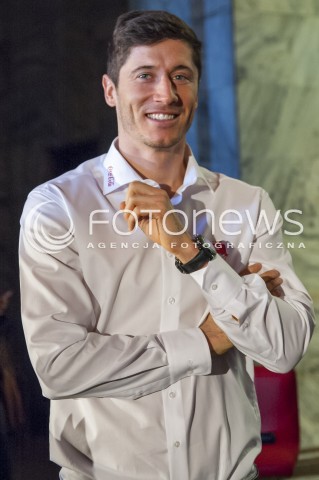  26.03.2014 WARSZAWA KONFERENCJA PRASOWA Z OKAZJI PRZYBYCIA PUCHARU MISTRZOSTW SWIATA W PILCE NOZNEJ DO WARSZAWY N/Z ROBERT LEWANDOWSKI  