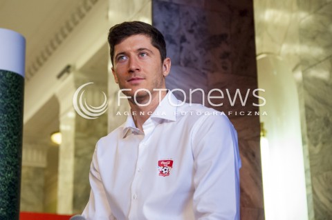  26.03.2014 WARSZAWA KONFERENCJA PRASOWA Z OKAZJI PRZYBYCIA PUCHARU MISTRZOSTW SWIATA W PILCE NOZNEJ DO WARSZAWY N/Z ROBERT LEWANDOWSKI  