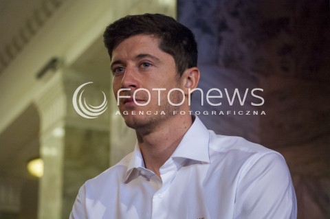  26.03.2014 WARSZAWA KONFERENCJA PRASOWA Z OKAZJI PRZYBYCIA PUCHARU MISTRZOSTW SWIATA W PILCE NOZNEJ DO WARSZAWY N/Z ROBERT LEWANDOWSKI  