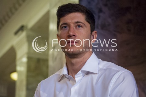  26.03.2014 WARSZAWA KONFERENCJA PRASOWA Z OKAZJI PRZYBYCIA PUCHARU MISTRZOSTW SWIATA W PILCE NOZNEJ DO WARSZAWY N/Z ROBERT LEWANDOWSKI  