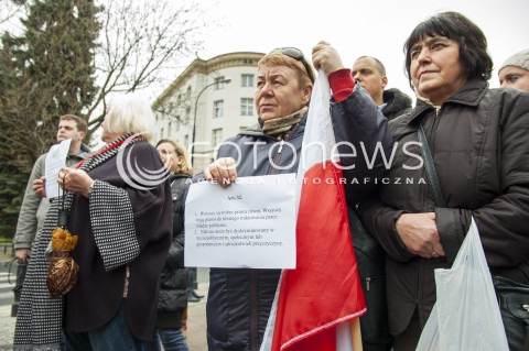  27.03.2014 WARSZAWA PROTEST OPIEKUNOW OSOB NIEPELNOSPRAWNYCH POD SEJMEM N/Z DEMONSTRACJA MANIFESTACJA UCZESTNICY TRANSPARENT  