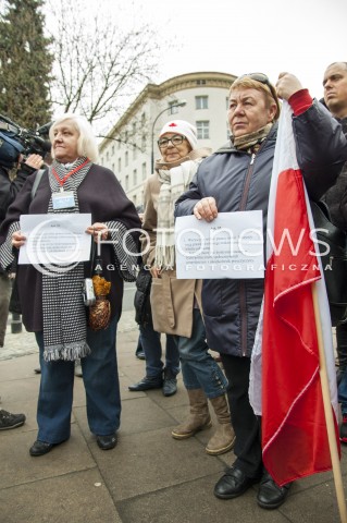  27.03.2014 WARSZAWA PROTEST OPIEKUNOW OSOB NIEPELNOSPRAWNYCH POD SEJMEM N/Z DEMONSTRACJA MANIFESTACJA UCZESTNICY TRANSPARENT  