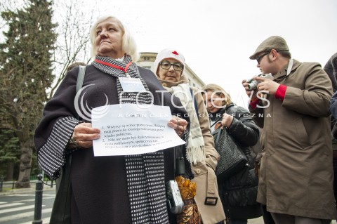  27.03.2014 WARSZAWA PROTEST OPIEKUNOW OSOB NIEPELNOSPRAWNYCH POD SEJMEM N/Z DEMONSTRACJA MANIFESTACJA UCZESTNICY TRANSPARENT  