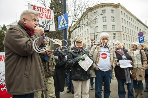  27.03.2014 WARSZAWA PROTEST OPIEKUNOW OSOB NIEPELNOSPRAWNYCH POD SEJMEM N/Z PIOTR IKONOWICZ DEMONSTRACJA MANIFESTACJA UCZESTNICY  