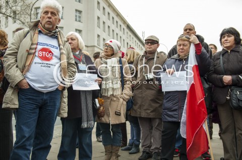  27.03.2014 WARSZAWA PROTEST OPIEKUNOW OSOB NIEPELNOSPRAWNYCH POD SEJMEM N/Z DEMONSTRACJA MANIFESTACJA UCZESTNICY TRANSPARENT  