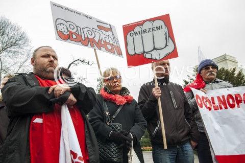  27.03.2014 WARSZAWA PROTEST OPIEKUNOW OSOB NIEPELNOSPRAWNYCH POD SEJMEM N/Z DEMONSTRACJA MANIFESTACJA UCZESTNICY TRANSPARENT  