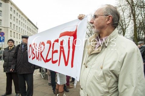  27.03.2014 WARSZAWA PROTEST OPIEKUNOW OSOB NIEPELNOSPRAWNYCH POD SEJMEM N/Z DEMONSTRACJA MANIFESTACJA UCZESTNICY TRANSPARENT  