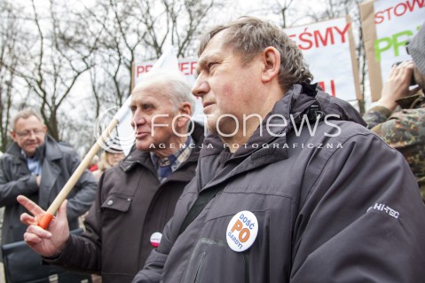  27.03.2014 WARSZAWA PROTEST OPIEKUNOW OSOB NIEPELNOSPRAWNYCH POD SEJMEM N/Z DEMONSTRACJA MANIFESTACJA UCZESTNICY  