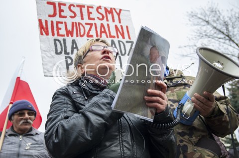  27.03.2014 WARSZAWA PROTEST OPIEKUNOW OSOB NIEPELNOSPRAWNYCH POD SEJMEM N/Z DEMONSTRACJA MANIFESTACJA UCZESTNICY TRANSPARENT  