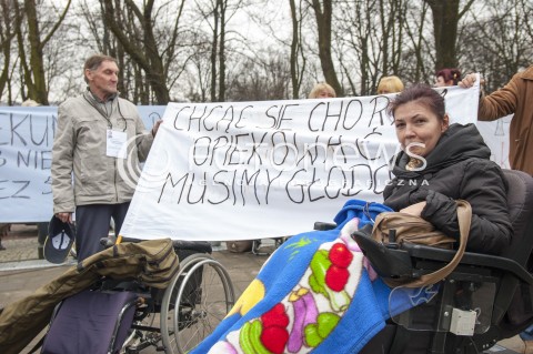  27.03.2014 WARSZAWA PROTEST OPIEKUNOW OSOB NIEPELNOSPRAWNYCH POD SEJMEM N/Z DEMONSTRACJA MANIFESTACJA UCZESTNICY TRANSPARENT OSOBA NIEPELNOSPRAWNA  