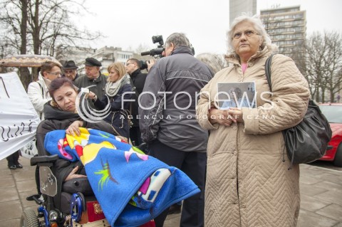 Protest opiekunów osób niepełnosprawnych przed Sejmem