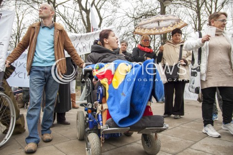  27.03.2014 WARSZAWA PROTEST OPIEKUNOW OSOB NIEPELNOSPRAWNYCH POD SEJMEM N/Z DEMONSTRACJA MANIFESTACJA UCZESTNICY OSOBA NIEPELNOSPRAWNA  