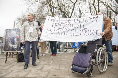  27.03.2014 WARSZAWA PROTEST OPIEKUNOW OSOB NIEPELNOSPRAWNYCH POD SEJMEM N/Z DEMONSTRACJA MANIFESTACJA UCZESTNICY TRANSPARENT  