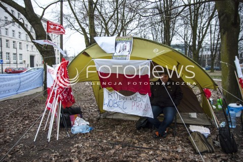  27.03.2014 WARSZAWA PROTESTUJACY OPIEKUNOWIE OSOB NIEPELNOSPRAWNYCH ROZBILI MIASTECZKO NAMIOTOWE POD SEJMEM N/Z MIASTECZKO NAMIOTOWE TRANSPARENT  